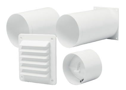Ventilationsrör och komponenter i vit plast, inklusive ett ventillock med galler.