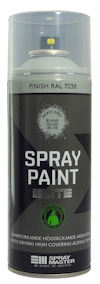 Sprayburk med lock, etikett text: "SPRAY PAINT ELITE", "FINISH RAL 7038", logotyp och annan produktinformation.