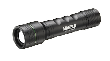 Svart ficklampa med texten "MARELD PRO LIGHTING" tryckt på sidan, vertikala spår på höljet.