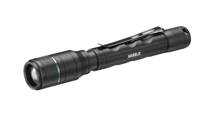 Svart ficklampa med texten "MARELD" på sidan, har en clip-on klämma och blå detaljer vid linsen.