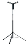 Svart arbetsbelysning med justerbar stång och två LED-paneler på ett tripod-stativ.