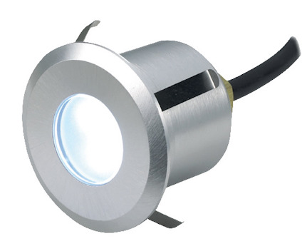 Rund infälld LED-spotlight i metall med två svarta kablar.