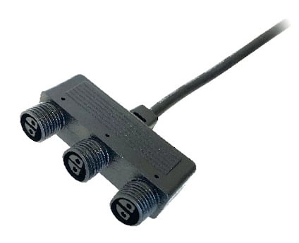 Svart grenkontakt med tre runda uttag och en ansluten kabel.