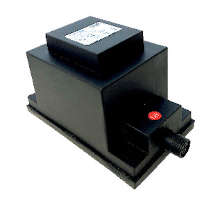 Svart rektangulär transformator med etikett; röd markering med "12V" ovanför kontakt.