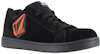 Svart skyddssko med snörning, orange detalj på sidan och Volcom-logotyp på tungan.