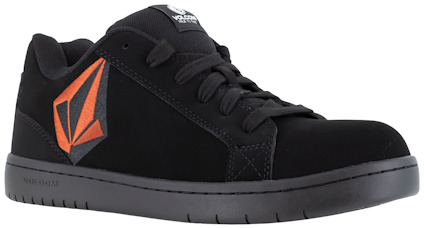 Svart skyddssko med snörning, orange detalj på sidan och Volcom-logotyp på tungan.