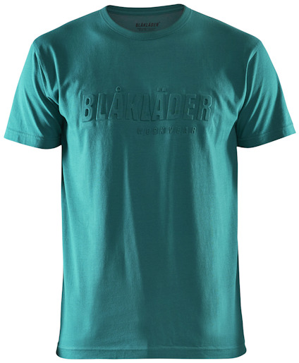 T-shirt i blått och grönt med texten "BLÅKLÄDER" och "Workwear" på framsidan.