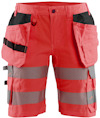 Röda arbetsshorts med svarta och grå detaljer, reflexränder på benen, flera fickor och bälteshällor.