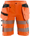 Varselshorts i orange med svarta detaljer och reflexband. Flera fickor synliga fram.