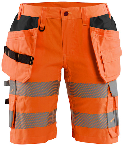Varselshorts i orange med svarta detaljer och reflexband. Flera fickor synliga fram.
