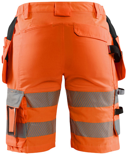 Orange varselshorts med reflexband och flera fickor.