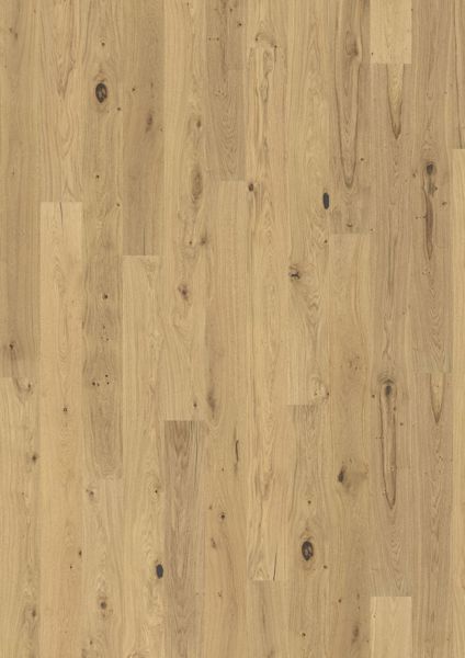 Ljust ekparkettgolv med enstavig design, synliga träknotor och en matt borstfinish.