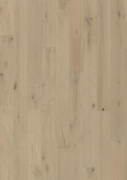 Ljus ekparkett med enstavig design och svagt synliga kvistar och ådringar.