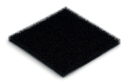 Svart fyrkantigt skumfilter med porös struktur, mot vit bakgrund.