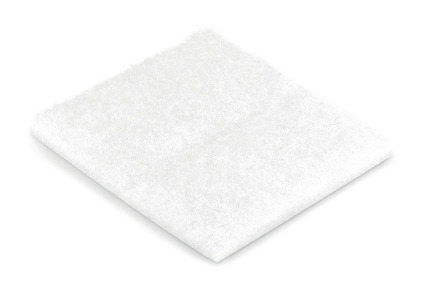 Vitt fyrkantigt filtermaterial med en luddig yta, placerat på en ljus bakgrund.