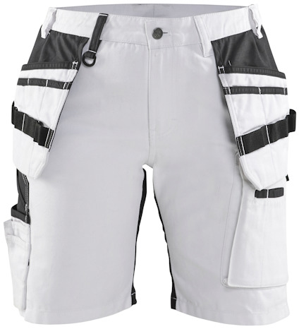 Vita shorts med svarta detaljer och flera fickor samt hällor, framifrån.