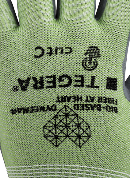 Grön handske med tryck: "TEGERA® BIO-BASED AT HEART", återvinningssymbol, "CUC" och hexagonalt mönster.