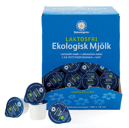 Förpackning med flera individuella behållare med laktosfri ekologisk mjölk från Skånemejerier.