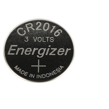 Runt silverfärgat lithiumbatteri med texten "CR2016 3 Volts Energizer Made in Indonesia" graverat.