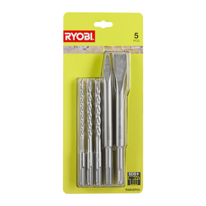 Förpackning med ett femdelat mejselset och borr i metall, märkt Ryobi SDS+ RAKSP05 mot grön bakgrund.