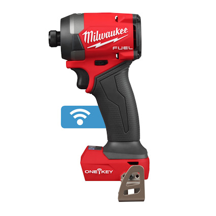 Röd och svart sladdlös slagskruvdragare med texten "Milwaukee FUEL" och "ONE-KEY".