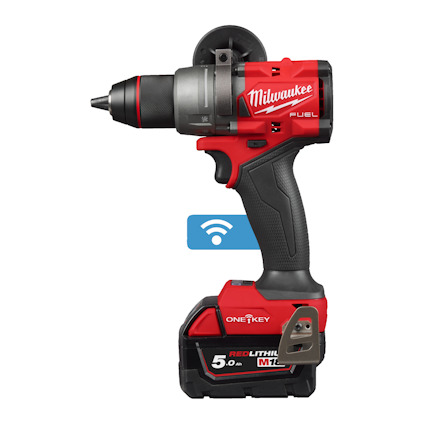 Röd och svart slagborrmaskin med texten "Milwaukee Fuel" och "REDLITHIUM 5.0 AH". Har ett handtag och batteripaket. WiFi-symbol synlig.