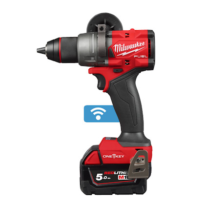 Röd och svart borrmaskin från Milwaukee med texten "FUEL" och "ONE-KEY". Batteriet är märkt "REDLITHIUM 5.0 Ah M18".