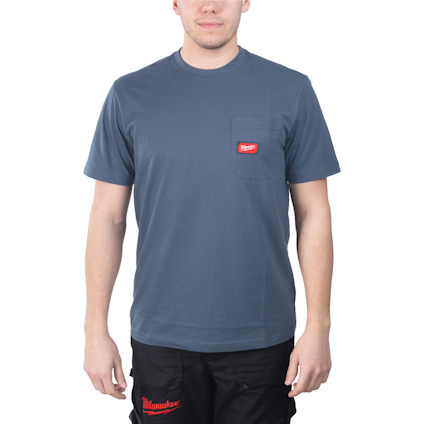 Person i blå T-shirt med rund hals och bröstficka med röd etikett. Svarta byxor med röd logotyp.
