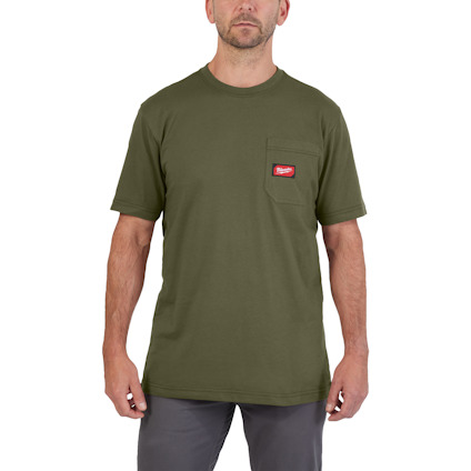 En person bär en enfärgad grön t-shirt med en liten bröstficka och en röd etikett.