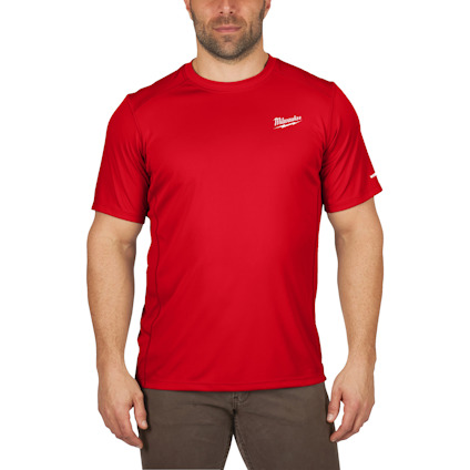 Person i röd kortärmad T-shirt med rund hals och vit text på bröstet och ärmen.