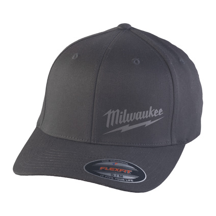 Svart basebollkeps med texten "Milwaukee" i grått och en Flexfit-märke på skärmen.