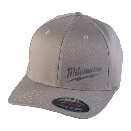 Grå basebollkeps med böjd skärm och logotypen "Milwaukee" i grått. Etiketten "FLEXFIT S/M" sitter på skärmen.
