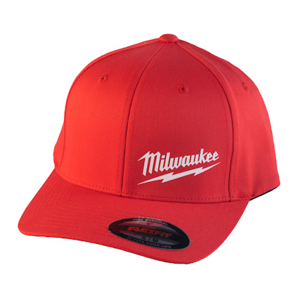 Röd keps med texten "Milwaukee" i vitt och ett blixtmönster.