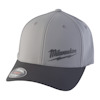 Grå och svart basebollkeps med texten "Milwaukee" i relief på framsidan.