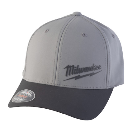 Grå och svart basebollkeps med texten "Milwaukee" i relief på framsidan.