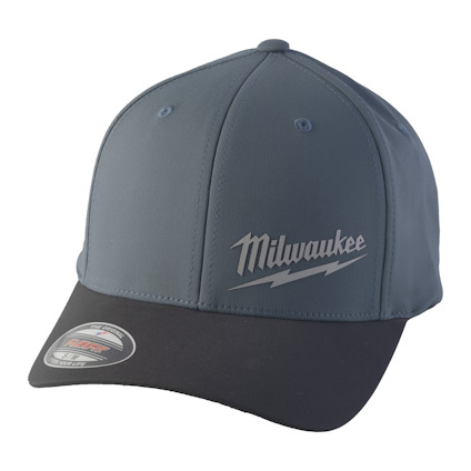 Blå keps med svart skärm, texten "Milwaukee" i vitt på framsidan. En etikett med texten "Flexfit" syns.