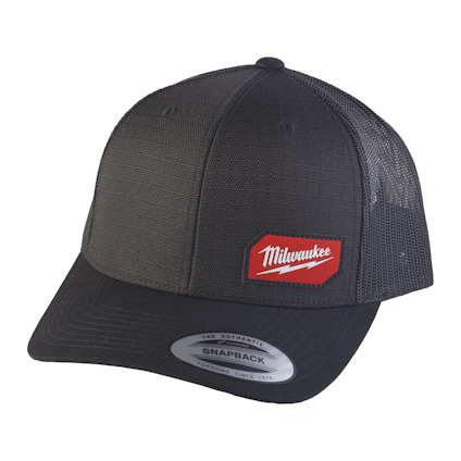 Svart snapback-keps med nät baktill och röd etikett med texten "Milwaukee" på framsidan.