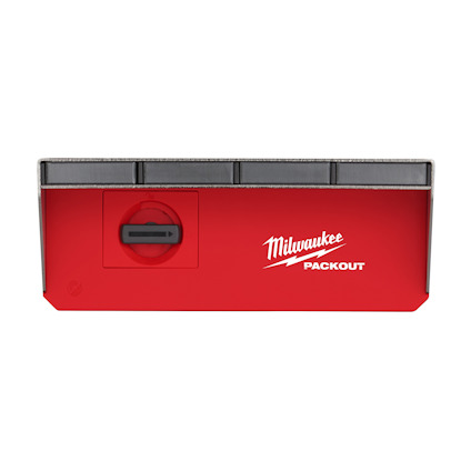 Röd förvaringsenhet med texten "Milwaukee PACKOUT" och en svart handtagsdel på framsidan.