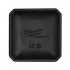 Svart fyrkantig Milwaukee Packout-behållare med magnetisk symbol och varningsikon inuti.