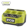 Grön och svart laddare med tre platser och indikatorlampor på framsidan. USB LITHIUM-logotyp ovanför. Märkt med "RYOBI".
