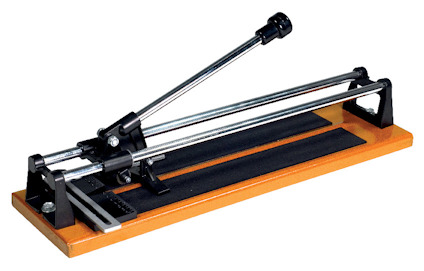 Kakelskärare med orange bas och två metallstänger, handtag och linjal.