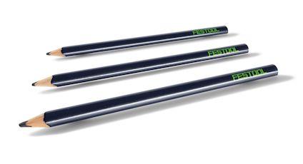Tre svarta snickarpennor med grönt "FESTOOL"-tryck, placerade diagonalt mot en vit bakgrund.