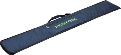 Mörkblå väska med grön text "FESTOOL" och ett handtag för enkel transport av styrrälsar.
