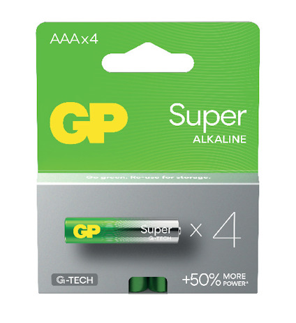 Förpackning med fyra GP Super Alkaline AAA-batterier. Grön och vit design med text om ökad effekt.
