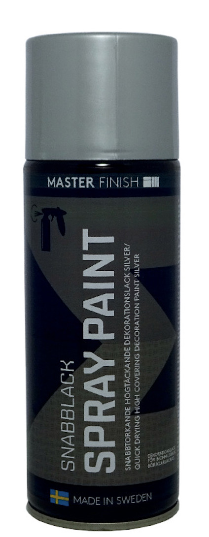 Sprayfärgsburk i silver med etiketttext: "SNABBLACK SPRAY PAINT" och "MADE IN SWEDEN".