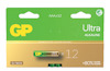 Förpackning med 12 GP Ultra Alkaline AAA-batterier, i grön och gul färg.