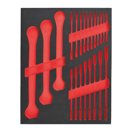 Röd och svart skuminsats med utskärningar för att rymma verktyg, ordnade i rader och kolumner.