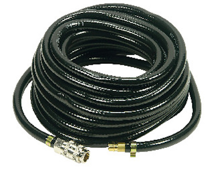 Svart, ihoprullad PVC-slang med metall- och mässingskopplingar.