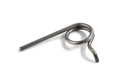 Metallfjäder med en böjd form och lång rak arm, liggande på en vit bakgrund.