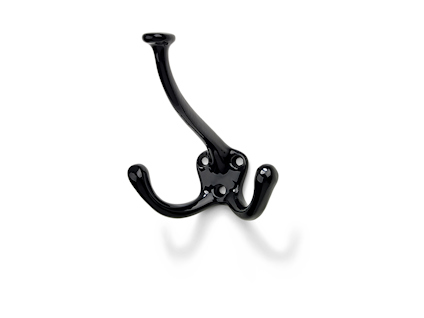 Svart metallkrok med tre krokar monterad på en vit bakgrund.